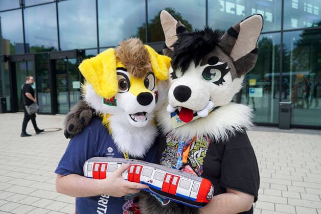 News Bilder des Tages CNTV FELLNASEN - Mann und Frau tragen Fell Tausende von Teilnehmern sind in diesen Tagen auf der Eurofurence Convention und verkleiden sich als Fantasie Tiere alles natürlich aus Kunstfell und keine echten Tierhaut Tierhaare im CCH am 20.AUGUST 2026 in Hamburg Hamburg Deutschland *** CNTV FUR-NOSED Men and women are wearing fur. Thousands of participants are attending the Eurofurence Convention these days and dressing up as fantasy animals—all made of faux fur, of course, and no real animal skin or fur—at the CCH on August 20, 2026, in Hamburg, Germany.