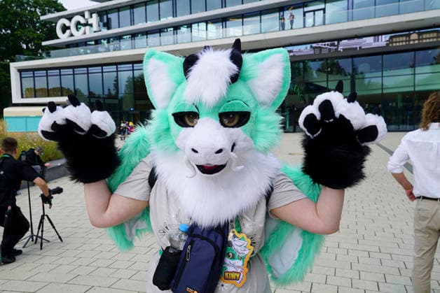 CNTV FELLNASEN - Mann und Frau tragen Fell Tausende von Teilnehmern sind in diesen Tagen auf der Eurofurence Convention und verkleiden sich als Fantasie Tiere alles natürlich aus Kunstfell und keine echten Tierhaut Tierhaare im CCH am 20.AUGUST 2026 in Hamburg Hamburg Deutschland *** CNTV FUR-NOSED Men and women are wearing fur. Thousands of participants are attending the Eurofurence Convention these days and dressing up as fantasy animals—all made of faux fur, of course, and no real animal skin or fur—at the CCH on August 20, 2026, in Hamburg, Germany.