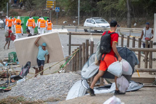 Police Clear Trampolín Beach in Ceuta. Some migrants return to Trampolín Beach after being cleared to retrieve their belongings, on August 20, 2026, in Ceuta, Spain. Police have begun clearing the makeshift migrant camp on Trampolín Beach in Ceuta. The autonomous city continues to face a serious humanitarian crisis following the historic mass influx of more than 70,000 migrants who swam across the Tarajal Strait on 30th and 31st of last July. AUGUST 20, 2026 Ceuta, Ceuta, Spain  Copyright: xMarcosxMorenox 7722774