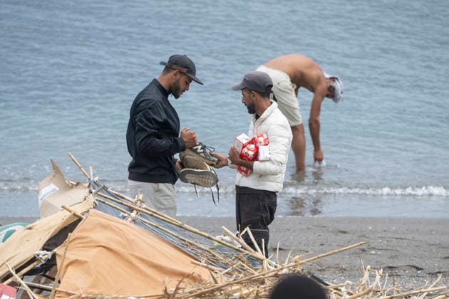 Police Clear Trampolín Beach in Ceuta. Some migrants return to Trampolín Beach after being cleared to collect their belongings, on August 20, 2026, in Ceuta, Spain. Police have begun to clear the makeshift migrant camp on Trampolín Beach in Ceuta. The autonomous city continues to face a serious humanitarian crisis following the historic mass influx of more than 70,000 migrants who swam across the Tarajal Strait on 30th and 31st of last July. AUGUST 20, 2026, Ceuta, Ceuta, Spain  Copyright: xMarcosxMorenox 7722782