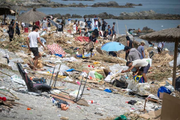 Police Clear Trampolín Beach in Ceuta; Some Migrants Return to Trampolín Beach After Being Cleared, August 20, 2026, in Ceuta, Spain. Police have begun clearing the makeshift migrant camp on Trampolín Beach in Ceuta. The autonomous city continues to face a serious humanitarian crisis following the historic mass influx of more than 70,000 migrants who swam across the Tarajal Strait on 30th and 31st of last July. AUGUST 20, 2026, Ceuta, Ceuta, Spain  Copyright: xMarcosxMorenox 7722793