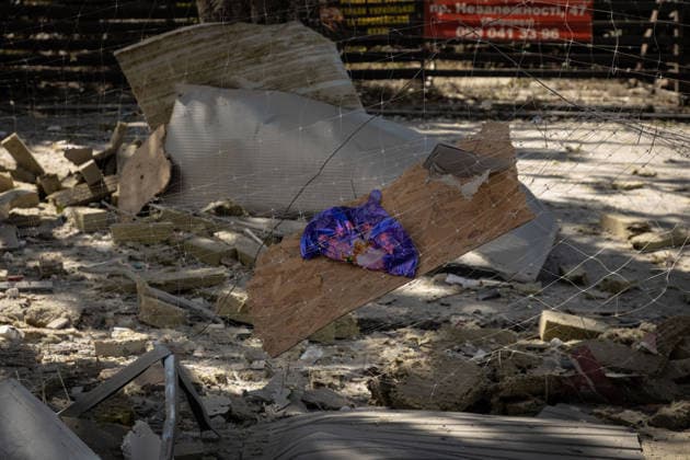 Russian airstrike hit Kramatorsk KRAMATORSK, UKRAINE - AUGUST 20: A children s balloon lies among rubble and debris following a Russian airstrike in a commercial area of Kramatorsk, Ukraine, on August 20, 2026. Francisco Richart Anadolu Donets ka Oblast Ukraine. Editorial use only. Please get in touch for any other usage.  Copyright: x2026xAnadoluxFranciscoxRichartx