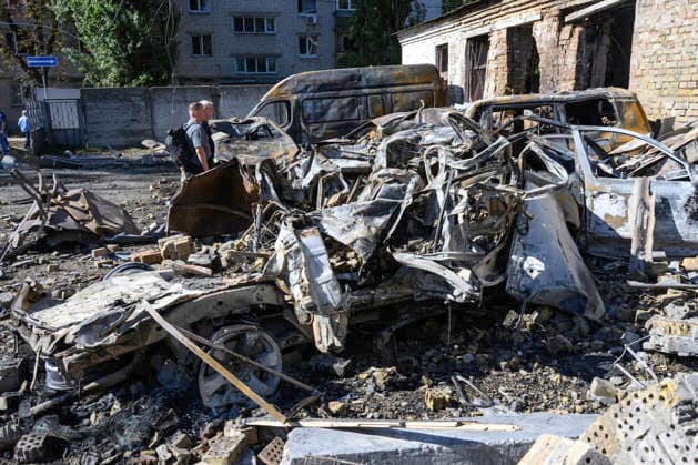 The Aftermath Of A Massive Russian Overnight Attack In Kyiv, Ukraine Local residents inspect cars burned in a Russian overnight missile and drone attack in Kyiv, Ukraine, on August 20, 2026. Russia attacked Kyiv and the surrounding region with dozens of ballistic missiles, 44 cruise missiles and 168 Shahed attack drones. At least 15 people were killed and more than 30 were injured. Kyiv Ukraine  Copyright: xMaxymxMarusenkox originalFilename: musiienko-notitle260820_npjAR.jpg