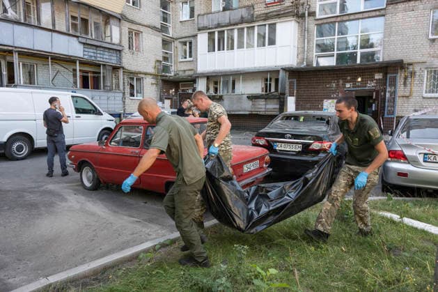 The Aftermath Of A Massive Russian Overnight Attack In Kyiv, Ukraine The body of a person killed in a Russian overnight missile and drone attack in Kyiv, Ukraine, on August 20, 2026. Russia attacked Kyiv and the surrounding region with dozens of ballistic missiles, 44 cruise missiles and 168 Shahed attack drones. At least 15 people were killed and more than 30 were injured. Kyiv Ukraine  Copyright: xMaxymxMarusenkox originalFilename: musiienko-notitle260820_npY5i.jpg
