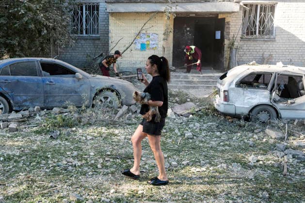 The Aftermath Of A Massive Russian Overnight Attack In Kyiv, Ukraine Residents stand near their residential building damaged in a Russian overnight missile and drone attack in Kyiv, Ukraine, on August 20, 2026. Russia attacked Kyiv and the surrounding region with dozens of ballistic missiles, 44 cruise missiles and 168 Shahed attack drones. At least 15 people were killed and more than 30 injured. Kyiv Ukraine  Copyright: xMaxymxMarusenkox originalFilename: musiienko-notitle260820_npCXF.jpg