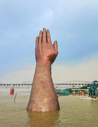 News Bilder des Tages Floodwaters of the Ganga River reach the lower base of the iconic Namaste sculpture at the ghat Varanasi, Aug 20 (ANI): Floodwaters of the Ganga River reach the lower base of the iconic Namaste sculpture at the ghat, while the elevated structure remains safe amid the rising water level, in Varanasi on Thursday. Varanasi Uttar Pradesh India Copyright: xANIx ANI_20260820457