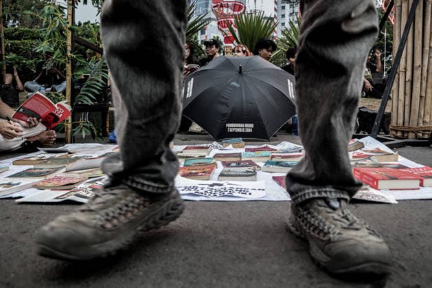 August 20, 2026, Jakarta, Dki Jakarta, Indonesia: JHuman rights activists take part in the 921st Kamisan protest across from the Merdeka Palace in Jakarta. The weekly Thursday demonstration was held to mark World Humanitarian Day. Jakarta Indonesia - ZUMAf198 20260820_zip_f198_001 Copyright: xMuhammadxFebriansyahx