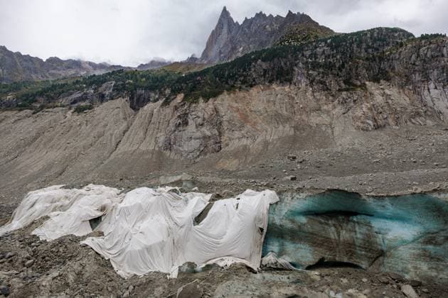 GEOTEXTILE TARPAULINS TO PROTECT THE MER DE GLACE CAVE PHOTOPQR LE DAUPHINE Grégory YETCHMENIZA Chamonix Mont Blanc August 20, 2026 Chamonix, Haute-Savoie, August 20: The Mer de Glace, France’s largest glacier, is threatened with disappearance due to climate change and heat waves. In 20 years, it has retreated by more than one kilometer, and since 2022 it has lost 55 meters in thickness. The Mer de Glace cave, which is celebrating its 80th anniversary this year, is hanging by a thread. To slow its melting, geotextile tarps are being installed over it. Grégory Yetchmeniza, Le Dauphiné Libéré, Chamonix-Mont-Blanc, France, Aug. 20, 2026. The Mer de Glace, France’s largest glacier, is at risk of disappearing due to climate change and heat wave  Copyright: xPHOTOPQR LExDAUPHINE MAXPPPxGrégoryxYETCHMENIZAx 20260820JDL9460 20260820JDL9460