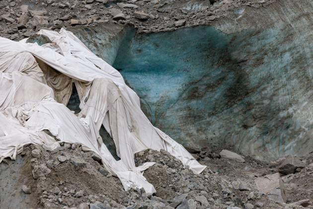 GEOTEXTILE TARPAULINS TO PROTECT THE MER DE GLACE CAVE PHOTOPQR LE DAUPHINE Grégory YETCHMENIZA Chamonix Mont Blanc August 20, 2026 Chamonix, Haute-Savoie, August 20: The Mer de Glace, France’s largest glacier, is threatened with disappearance due to climate change and heat waves. In 20 years, it has receded by more than one kilometer, and since 2022 it has lost 55 meters in thickness. The Mer de Glace Cave, which is celebrating its 80th anniversary this year, is hanging by a thread. To limit its melting, geotextile tarps have been installed over it. Grégory Yetchmeniza, Le Dauphiné Libéré, Chamonix-Mont-Blanc, France, Aug. 20, 2026. The Mer de Glace, France’s largest glacier, is at risk of disappearing due to climate change and heat waves  Copyright: xPHOTOPQR LExDAUPHINE MAXPPPxGrégoryxYETCHMENIZAx 20260820JDL9458 20260820JDL9458