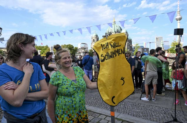 Protesters gather in Berlin calling for end to century-old swimming ban in Spree River BERLIN, GERMANY - AUGUST 20: Demonstrators gather at Schinkelplatz near the Spree River in Berlin, Germany, on August 20, 2026, to demand the lifting of a 101-year-old swimming ban in the historic waterway. Responding to a call by the Flussbad Berlin association, participants displayed banners and placards advocating for clean water initiatives and public access to open-water swimming along designated central stretches of the river. Halil Sagirkaya Anadolu Berlin Germany. Editorial use only. Please get in touch for any other usage.  Copyright: x2026xAnadoluxHalilxSagirkayax