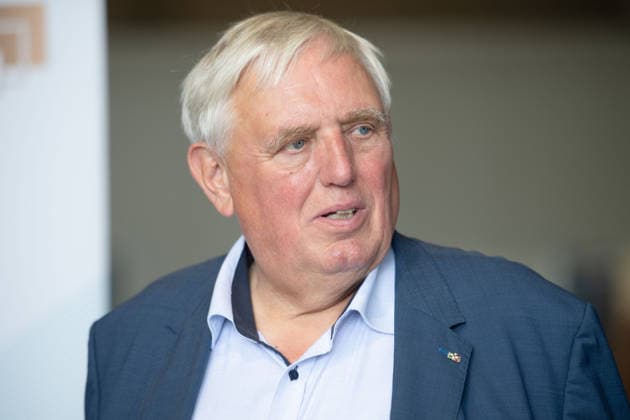 Karl-JoÂ­sef LAUMANN, CDU, Minister fuer Arbeit, Gesundheit und Soziales des Landes Nordrhein-Westfalen, Portraet, Porträt, Portrait, Angeschnittenes Einzelbild, Einzelmotiv, schauen einem Auszubildenden und seinem Lehrmeister bei der Arbeit an einem Elektromotor zu, Karl-JoÂ­sef LAUMANN, CDU, Minister fuer Arbeit, Gesundheit und Soziales des Landes Nordrhein-Westfalen, besucht im Rahmen seiner Ausbildungstour die Firma BOSS - Steinlen Elektromaschinen und Pumpen GmbH, am 20.08.2026, *** Karl Josef LAUMANN, CDU, Minister of Labor, Health, and Social Affairs for the State of North Rhine-Westphalia, portrait, close-up single image, single subject, watching an apprentice and his instructor at work on an electric motor, Karl Josef LAUMANN,