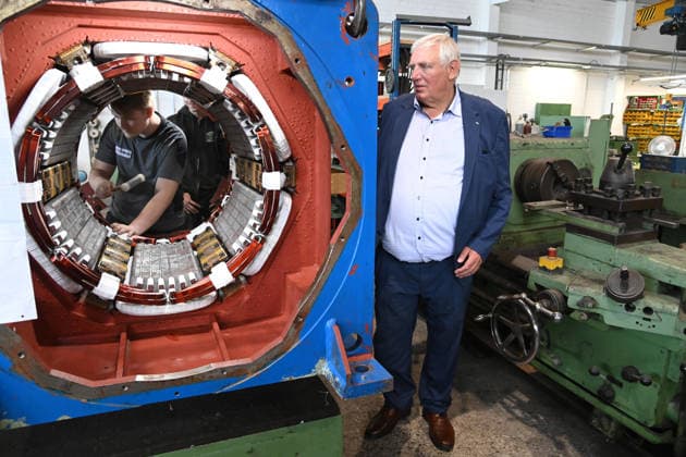 Karl-JoÂ­sef LAUMANN, CDU, Minister fuer Arbeit, Gesundheit und Soziales des Landes Nordrhein-Westfalen, schaut zwei Auszubildenden bei ihrer Arbeit an einem Gleichstrom-Antrieb zu, Karl-JoÂ­sef LAUMANN, CDU, Minister fuer Arbeit, Gesundheit und Soziales des Landes Nordrhein-Westfalen, besucht im Rahmen seiner Ausbildungstour die Firma BOSS - Steinlen Elektromaschinen und Pumpen GmbH, am 20.08.2026, *** Karl Josef LAUMANN, CDU, Minister of Labor, Health, and Social Affairs for the State of North Rhine-Westphalia, watches two apprentices working on a direct current drive, Karl Josef LAUMANN, CDU, Minister of Labor, Health, and Social Affairs for the State of North Rhine-Westphalia, visits BOSS Steinlen Elektromaschinen und Pumpen GmbH as p