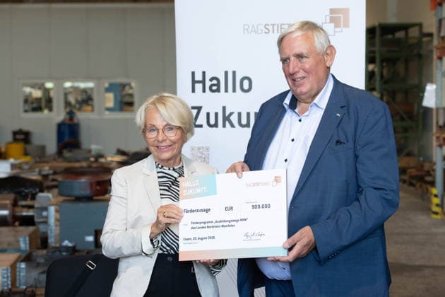 Baerbel BERGERHOFF-WODOPIA, Bärbel, Vorstandsmitglied der RAG Stiftung, ueberreicht einen Scheck ueber 900.000 Euro als Foerderzusage fuer Ausbildungswege NRW an Karl-JoÂ­sef LAUMANN, CDU, Minister fuer Arbeit, Gesundheit und Soziales des Landes Nordrhein-Westfalen, Karl-JoÂ­sef LAUMANN, CDU, Minister fuer Arbeit, Gesundheit und Soziales des Landes Nordrhein-Westfalen, besucht im Rahmen seiner Ausbildungstour die Firma BOSS - Steinlen Elektromaschinen und Pumpen GmbH, am 20.08.2026, *** Baerbel BERGERHOFF WODOPIA, Bärbel, a member of the RAG Foundation’s Executive Board, presents a check for 900,000 euros as a funding commitment for Ausbildungswege NRW to Karl JoÂ­sef LAUMANN, CDU, Minister of Labor, Health, and Social Affairs of