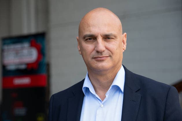 Alexander KALOUTI, CDU, Politiker, Oberbuergermeister der Stadt Dortmund, Portraet, Porträt, Portrait, Angeschnittenes Einzelbild, Einzelmotiv, schauen einem Auszubildenden und seinem Lehrmeister bei der Arbeit an einem Elektromotor zu, Karl-JoÂ­sef LAUMANN, CDU, Minister fuer Arbeit, Gesundheit und Soziales des Landes Nordrhein-Westfalen, besucht im Rahmen seiner Ausbildungstour die Firma BOSS - Steinlen Elektromaschinen und Pumpen GmbH, am 20.08.2026, *** Alexander KALOUTI, CDU, politician, mayor of the city of Dortmund, portrait, close-up single image, single subject, watching an apprentice and his instructor at work on an electric motor, Karl Josef LAUMANN, CDU, Minister of Labor, Health, and Social Affairs for the State of North Rh