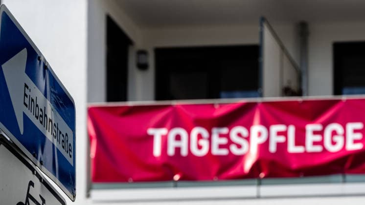 20.08.2026, Deutschland,Sachsen, Bautzen : Außenansicht und Hinweisschild der Tagespflege im aiutanda Lebenspark ãAm StadtwallÒ in der Töpferstraße in Bautzen. Tagespflegeeinrichtungen unterstützen pflegebedürftige Menschen tagsüber bei Betreuung und Versorgung und können zugleich pflegende Angehörige entlasten. Foto : Steffen Unger Honorarfrei für Produkte von Sächsische.de und Sächsischer Zeitung Steffen Unger Tel: 0178 43 50 786 email: steffen_unger@gmx.de Besondere Hinweise : *** August 20, 2026, Germany, Saxony, Bautzen: Exterior view and sign for the day care center at the ajutanda Lebenspark ‘Am Stadtwall’ on Töpferstraße in Bautzen. Day care centers provide support and care during the day for people in need of care, while also r