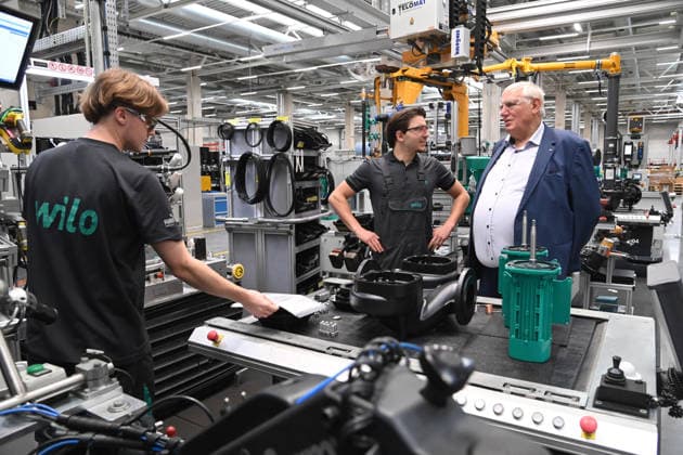 Karl-JoÂ­sef LAUMANN, CDU, Minister fuer Arbeit, Gesundheit und Soziales des Landes Nordrhein-Westfalen, beobachtet Auszubildende bei der Montage von Pumpen, Karl-JoÂ­sef LAUMANN, CDU, Minister fuer Arbeit, Gesundheit und Soziales des Landes Nordrhein-Westfalen, besucht im Rahmen seiner Ausbildungstour die Firma WILO SE Maschinenbau und Pumpensysteme, am 20.08.2026, *** Karl Josef LAUMANN, CDU, Minister of Labor, Health, and Social Affairs for the State of North Rhine-Westphalia, observes trainees assembling pumps, Karl Josef LAUMANN, CDU, Minister of Labor, Health, and Social Affairs for the State of North Rhine-Westphalia, visits WILO SE Maschinenbau und Pumpensysteme as part of his training tour on August 20, 2026,