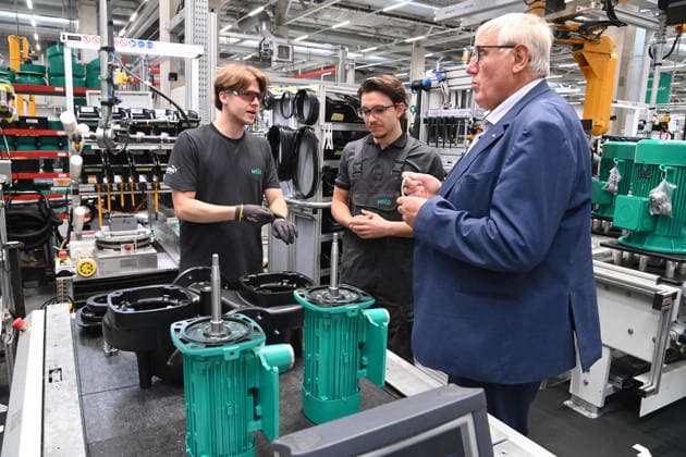 Karl-JoÂ­sef LAUMANN, CDU, Minister fuer Arbeit, Gesundheit und Soziales des Landes Nordrhein-Westfalen, beobachtet Auszubildende bei der Montage von Pumpen, Karl-JoÂ­sef LAUMANN, CDU, Minister fuer Arbeit, Gesundheit und Soziales des Landes Nordrhein-Westfalen, besucht im Rahmen seiner Ausbildungstour die Firma WILO SE Maschinenbau und Pumpensysteme, am 20.08.2026, *** Karl Josef LAUMANN, CDU, Minister of Labor, Health, and Social Affairs for the State of North Rhine-Westphalia, observes trainees assembling pumps, Karl Josef LAUMANN, CDU, Minister of Labor, Health, and Social Affairs for the State of North Rhine-Westphalia, visits WILO SE Maschinenbau und Pumpensysteme as part of his training tour on August 20, 2026,