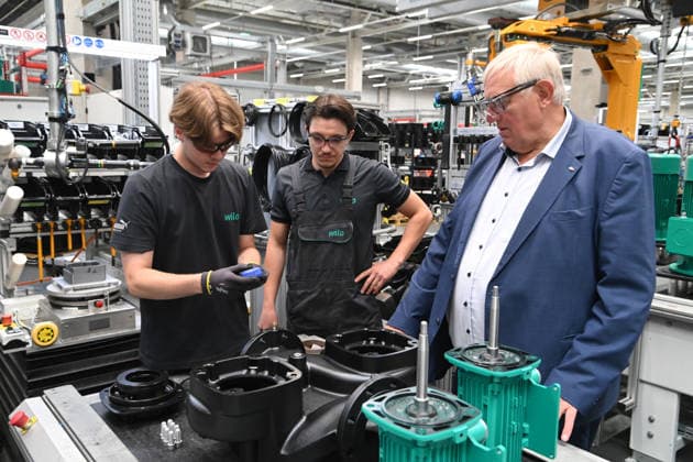 Karl-JoÂ­sef LAUMANN, CDU, Minister fuer Arbeit, Gesundheit und Soziales des Landes Nordrhein-Westfalen, beobachtet Auszubildende bei der Montage von Pumpen, Karl-JoÂ­sef LAUMANN, CDU, Minister fuer Arbeit, Gesundheit und Soziales des Landes Nordrhein-Westfalen, besucht im Rahmen seiner Ausbildungstour die Firma WILO SE Maschinenbau und Pumpensysteme, am 20.08.2026, *** Karl Josef LAUMANN, CDU, Minister of Labor, Health, and Social Affairs for the State of North Rhine-Westphalia, observes trainees assembling pumps, Karl Josef LAUMANN, CDU, Minister of Labor, Health, and Social Affairs for the State of North Rhine-Westphalia, visits WILO SE Maschinenbau und Pumpensysteme as part of his apprenticeship tour on August 20, 2026,