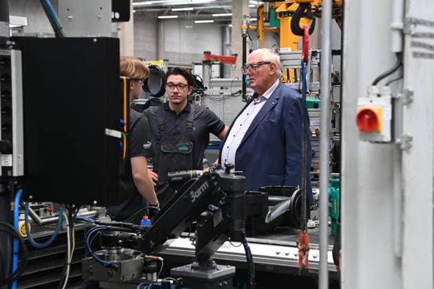 Karl-JoÂ­sef LAUMANN, CDU, Minister fuer Arbeit, Gesundheit und Soziales des Landes Nordrhein-Westfalen, beobachtet Auszubildende bei der Montage von Pumpen, Karl-JoÂ­sef LAUMANN, CDU, Minister fuer Arbeit, Gesundheit und Soziales des Landes Nordrhein-Westfalen, besucht im Rahmen seiner Ausbildungstour die Firma WILO SE Maschinenbau und Pumpensysteme, am 20.08.2026, *** Karl Josef LAUMANN, CDU, Minister of Labor, Health, and Social Affairs for the State of North Rhine-Westphalia, observes trainees assembling pumps, Karl Josef LAUMANN, CDU, Minister of Labor, Health, and Social Affairs for the State of North Rhine-Westphalia, visits WILO SE Maschinenbau und Pumpensysteme as part of his apprenticeship tour on August 20, 2026,