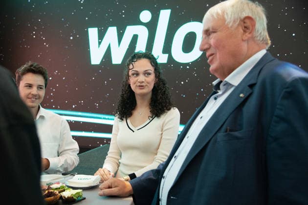 Karl-JoÂ­sef LAUMANN, CDU, Minister fuer Arbeit, Gesundheit und Soziales des Landes Nordrhein-Westfalen, im Gespraech mit Auszubildenden bei WILO; Karl-JoÂ­sef LAUMANN, CDU, Minister fuer Arbeit, Gesundheit und Soziales des Landes Nordrhein-Westfalen, besucht im Rahmen seiner Ausbildungstour die Firma WILO SE Maschinenbau und Pumpensysteme, am 20.08.2026, *** Karl Josef LAUMANN, CDU, Minister of Labor, Health, and Social Affairs for the State of North Rhine-Westphalia, speaking with apprentices at WILO Karl Josef LAUMANN, CDU, Minister of Labor, Health, and Social Affairs for the State of North Rhine-Westphalia, visits WILO SE Maschinenbau und Pumpensysteme as part of his apprenticeship tour on August 20, 2026,