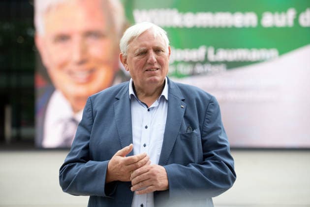 Karl-JoÂ­sef LAUMANN, CDU, Minister fuer Arbeit, Gesundheit und Soziales des Landes Nordrhein-Westfalen, Portraet, Porträt, Portrait, Angeschnittenes Einzelbild, Einzelmotiv, vor einem Plakat von sich selbst, Gesundheit und Soziales des Landes Nordrhein-Westfalen, besucht im Rahmen seiner Ausbildungstour die Firma WILO SE Maschinenbau und Pumpensysteme, am 20.08.2026, *** Karl Josef LAUMANN, CDU, Minister of Labor, Health, and Social Affairs of the State of North Rhine-Westphalia, portrait, Portrait, close-up single image, single subject, in front of a poster of himself, Minister of Labor, Health, and Social Affairs of the State of North Rhine-Westphalia, visiting WILO SE Mechanical Engineering and Pump Systems as part of his training