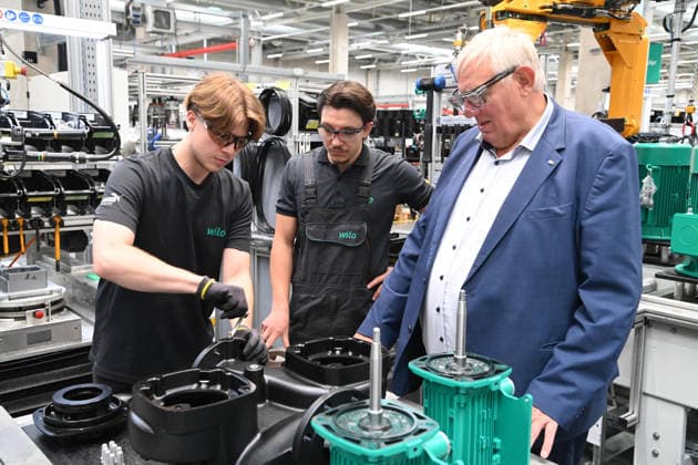 Karl-JoÂ­sef LAUMANN, CDU, Minister fuer Arbeit, Gesundheit und Soziales des Landes Nordrhein-Westfalen, beobachtet Auszubildende bei der Montage von Pumpen, Karl-JoÂ­sef LAUMANN, CDU, Minister fuer Arbeit, Gesundheit und Soziales des Landes Nordrhein-Westfalen, besucht im Rahmen seiner Ausbildungstour die Firma WILO SE Maschinenbau und Pumpensysteme, am 20.08.2026, *** Karl Josef LAUMANN, CDU, Minister of Labor, Health, and Social Affairs for the State of North Rhine-Westphalia, observes trainees assembling pumps, Karl Josef LAUMANN, CDU, Minister of Labor, Health, and Social Affairs for the State of North Rhine-Westphalia, visits WILO SE Maschinenbau und Pumpensysteme as part of his apprenticeship tour on August 20, 2026,
