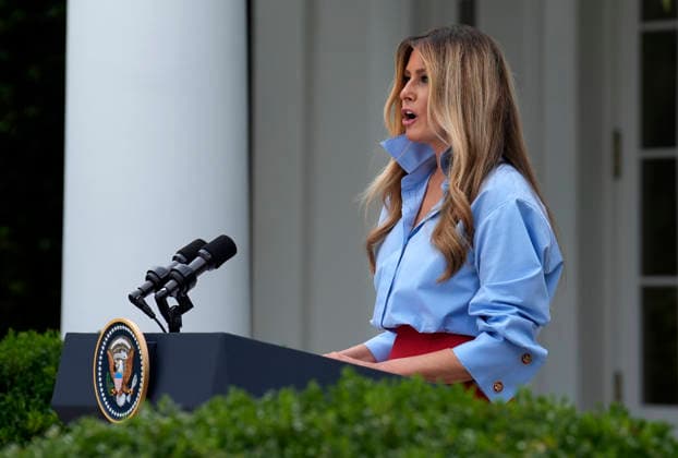 News Bilder des Tages First lady Melania Trump makes an announcement regarding the administration s new Fostering the Future program in the Rose Garden at the White House in Washington, DC on Thursday, August 20, 2026.  WASP20260820104 YurixGripas