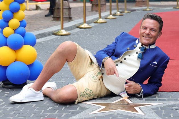 Stefan Mross - Eigener Stern auf dem Walk of Fame im Europa-Park. Stefan Mross liegt am Boden vor seinem Stern. Stefan Mross (Sänger, Entertainer und Moderator der ARD-Sendung Immer wieder sonntags) erhält seinen eigenen Stern auf dem Walk of Fame im Europa-Park. Offizielle Enthüllung und Überreichung des Sterns an Stefan Mross anlässlich einer feierlichen Zeremonie am 20.08.2026. Walk of Fame, Französische Filmstrasse im Europa-Park. Rust. Baden-Württemberg, Deutschland. *** Stefan Mross Gets His Own Star on the Walk of Fame at Europa-Park; Stefan Mross Lies on the Ground in Front of His Star; Stefan Mross, singer, entertainer, and host of the ARD show *Immer wieder sonntags* receives his own star on the Walk of Fame at Europa-Park.