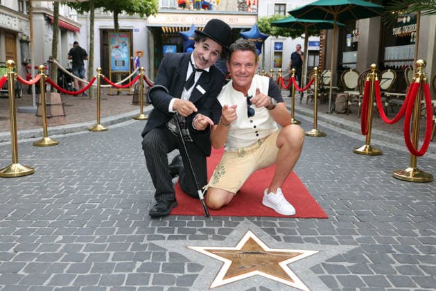 Stefan Mross - Eigener Stern auf dem Walk of Fame im Europa-Park. Stefan Mross mit Charlie Chaplin. Stefan Mross (Sänger, Entertainer und Moderator der ARD-Sendung Immer wieder sonntags) erhält seinen eigenen Stern auf dem Walk of Fame im Europa-Park. Offizielle Enthüllung und Überreichung des Sterns an Stefan Mross anlässlich einer feierlichen Zeremonie am 20.08.2026. Walk of Fame, Französische Filmstrasse im Europa-Park. Rust. Baden-Württemberg, Deutschland. *** Stefan Mross: His Own Star on the Walk of Fame at Europa-Park Stefan Mross with Charlie Chaplin Stefan Mross, singer, entertainer, and host of the ARD show *Immer wieder sonntags* receives his own star on the Walk of Fame at Europa-Park. Official unveiling and presentation