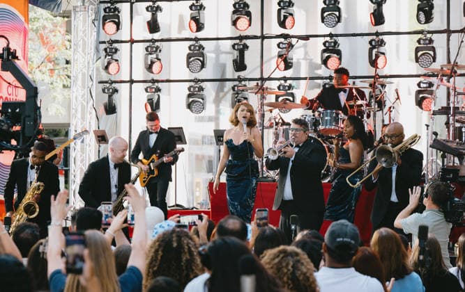 August 20, 2026, New York, Ny, United States: Raye performs at The Today Show 2026 Citi Concert Series. Held at Rockefeller Plaza in New York. Dinara Khairova Zuma Press August 20, 2026. New York United States  - ZUMAp281 20260820_zea_p281_004 Copyright: xPhotoxImagexPressx