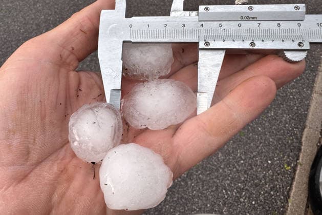 Unwetter in Bayern: Große Hagelkörner bei Steinberg am See, Dunkle Wolken und große Hagelkörner sind bei Steinberg am See in der Oberpfalz zu sehen. Dort zog eine seltene Left-Mover-Superzelle durch, die anschließend weiter in Richtung Tschechien wanderte. In einem schmalen Streifen fiel dabei Hagel mit einem Durchmesser von über 4 Zentimetern. Steinberg am See Bayern Deutschland Steinberg am See *** Severe Weather in Bavaria: Large Hailstones Near Steinberg am See; Dark Clouds and Large Hailstones Can Be Seen Near Steinberg am See in the Upper Palatinate. A rare left-mover supercell passed through the area, which then continued on toward the Czech Republic. In a narrow strip, hail with a diameter of over 4 centimeters fell. Steinberg Copyright: x xonw-imagesx xTobiasxHartlx