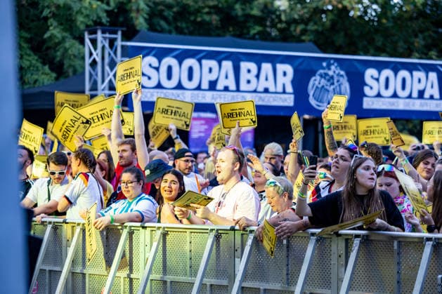 Sossenheim Open Air Festival 2026 in Frankfurt 20.08.2026: Fans vor der Bühne halten Schilder mit dem Aufdruck Nina Reh - AREHNAL hoch - Impressionen vom Sossenheim Open Air (SOOPA) 2026 in der Open-Air-Arena am Kerbeplatz in Frankfurt-Sossenheim. Das dreitägige Musikfestival findet vom 20. bis 22. August 2026 statt und bringt an drei Veranstaltungstagen unterschiedliche Musikrichtungen und Live-Acts auf die Bühne. Das Open-Air-Festival hat sich als Musikveranstaltung im Frankfurter Stadtteil Sossenheim etabliert und zieht Besucher aus Frankfurt und dem Rhein-Main-Gebiet an. Frankfurt am Main Sossenheim Hessen Deutschland *** Sossenheim Open Air Festival 2026 in Frankfurt, August 20, 2026: Fans in front of the stage hold up signs readi