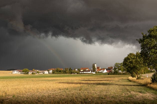 Bedrohlicher Himmel über Ulm linksausscherende Superzellen, Dunkle und bedrohliche Gewitterwolken ziehen bei Ulm in Baden-Württemberg auf. Zu sehen sind markante Strukturen linksausscherender Superzellen, die sich über der Region entwickeln und für eine eindrucksvolle Unwetterstimmung am Himmel sorgen. Ulm Baden-Württemberg Deutschland Ulm *** Ominous skies over Ulm: left-turning supercells; dark and threatening thunderclouds are gathering near Ulm in Baden-Württemberg. Distinctive structures of left-turning supercells can be seen developing over the region, creating a dramatic stormy atmosphere in the sky. Ulm, Baden-Württemberg, Germany. Ulm Copyright: x xonw-imagesx xAlexanderxWolfx