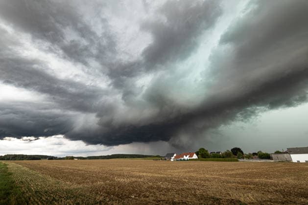 Bedrohlicher Himmel über Ulm linksausscherende Superzellen, Dunkle und bedrohliche Gewitterwolken ziehen bei Ulm in Baden-Württemberg auf. Zu sehen sind markante Strukturen linksausscherender Superzellen, die sich über der Region entwickeln und für eine eindrucksvolle Unwetterstimmung am Himmel sorgen. Ulm Baden-Württemberg Deutschland Ulm *** Ominous skies over Ulm: left-turning supercells; dark and threatening thunderclouds are gathering near Ulm in Baden-Württemberg. Distinctive structures of left-turning supercells can be seen developing over the region, creating a dramatic stormy atmosphere in the sky. Ulm, Baden-Württemberg, Germany. Ulm Copyright: x xonw-imagesx xAlexanderxWolfx
