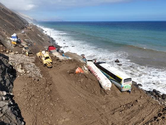 Heavy rains cause disaster on the South Pan-American Highway AREQUIPA, PERU - AUGUST 20: A view destruction after heavy rains that led to mudslides and landslides at Ocona, Camana province of Arequipa, Peru on August 20, 2026. The main problem is on the Pan-American Highway South, on the Ocona-Atico section, where mud, rocks, and debris have blocked traffic. Numerous buses, trucks, and private vehicles remain stranded, while passengers seek alternative routes to continue their journeys. Difficulties accessing food and fuel have also been reported. Ronald Mamani Villalba Anadolu Arequipa Peru. Editorial use only. Please get in touch for any other usage.  Copyright: x2026xAnadoluxRonaldxMamanixVillalbax