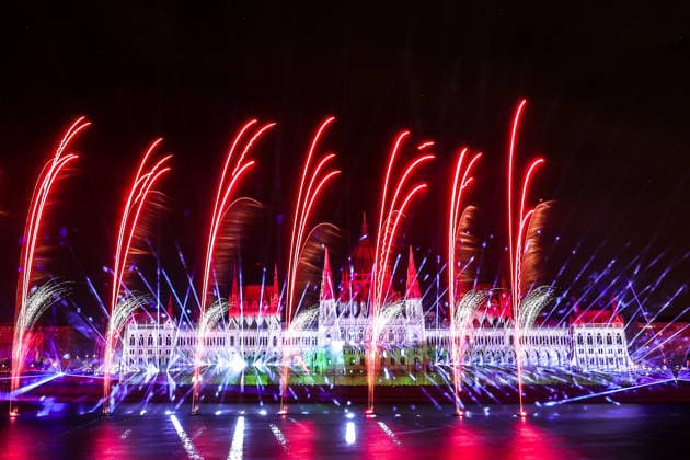 (260821) -- BUDAPEST, Aug. 21, 2026 -- An evening show featuring fireworks, choreographed drone displays and light projections is held to celebrate the Hungarian national day in Budapest, Hungary, Aug. 20, 2026. (Photo by Xinhua) HUNGARY-BUDAPEST-NATIONAL DAY-CELEBRATIONS-EVENING SHOW DavidxBalogh 
