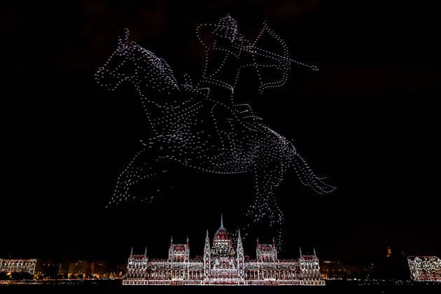 (260821) -- BUDAPEST, Aug. 21, 2026 -- An evening show featuring fireworks, choreographed drone displays and light projections is held to celebrate the Hungarian national day in Budapest, Hungary, Aug. 20, 2026. (Photo by Xinhua) HUNGARY-BUDAPEST-NATIONAL DAY-CELEBRATIONS-EVENING SHOW DavidxBalogh 