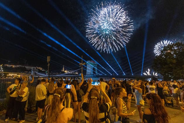 (260821) -- BEIJING, Aug. 21, 2026 -- An evening show featuring fireworks, choreographed drone displays and light projections is held to celebrate the Hungarian national day in Budapest, Hungary, Aug. 20, 2026. ) XINHUA PHOTOS OF THE DAY HuxZhixuan 