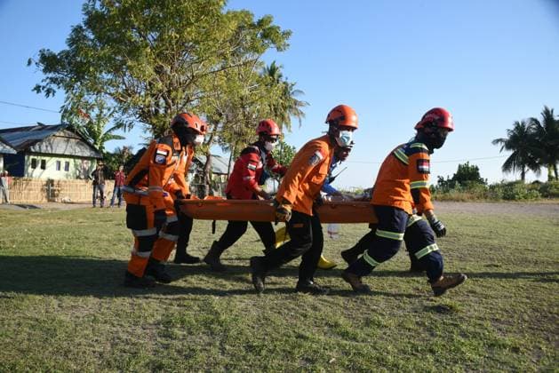 Aftermath of 7.7-magnitude earthquake in Indonesia EAST NUSA TENGGARA, INDONESIA - AUGUST 21 : (----EDITORIAL USE ONLY - MANDATORY CREDIT - INDONESIAN NATIONAL SEARCH AND RESCUE AGENCY (BASARNAS) HANDOUT - NO MARKETING NO ADVERTISING CAMPAIGNS - DISTRIBUTED AS A SERVICE TO CLIENTS----) Rescue personnel carry out medical evacuation using a helicopter after a magnitude 7.7 earthquake at North Lamba Leda area in East Nusa Tenggara, Indonesia on August 21, 2026. Basarnas Handout Anadolu East nusa tenggara Indonesia. Editorial use only. Please get in touch for any other usage.  Copyright: x2026xAnadoluxBasarnasx xHandoutx