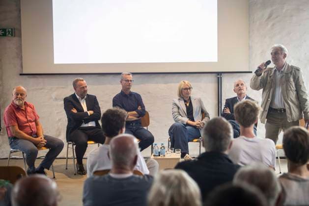 Diskussion im Fishbowl-Format mit Publikum - Öffentliches Podiumsgespräch des Vereins für Baukultur Osnabrück mit den OB-Kandidat*innen Robert Alferink (SPD), Volker Bajus (Bündnis 90 Die Grünen), Katharina Pötter (CDU) und Thomas Groß (Die Linke) (von links sitzend) im Museum Industriekultur in Osnabrück am 20.08.2026 Podiumsgespräch im MIK mit OB-Kandidaten Thema Wohnen *** Fishbowl-style discussion with the audience. Public panel discussion hosted by the Osnabrück Association for Building Culture featuring mayoral candidates Robert Alferink (SPD), Volker Bajus (Alliance 90 The Greens), Katharina Pötter (CDU), and Thomas Groß (Die Linke), seated from left to right at the Museum of Industrial Culture in Osnabrück on August 20, 2
