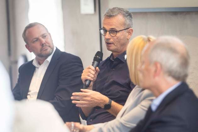 Volker Bajus (Grüne, mit Mikro) - Öffentliches Podiumsgespräch des Vereins für Baukultur Osnabrück mit den OB-Kandidat*innen Robert Alferink (SPD), Volker Bajus (Bündnis 90 Die Grünen), Thomas Groß (Die Linke) und Katharina Pötter (CDU) im Museum Industriekultur in Osnabrück am 20.08.2026 Podiumsgespräch im MIK mit OB-Kandidaten Thema Wohnen *** Volker Bajus, Greens, with a microphone. Public panel discussion hosted by the Osnabrück Association for Building Culture featuring mayoral candidates Robert Alferink (SPD), Volker Bajus (Alliance 90 The Greens), Thomas Groß (The Left), and Katharina Pötter (CDU) at the Museum of Industrial Culture in Osnabrück on August 20, 2026. Panel discussion at the MIK with mayoral candidates on th