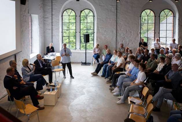 Kandidaten und Publikum - Diskussion im Fishbowl-Format mit Publikum - Öffentliches Podiumsgespräch des Vereins für Baukultur Osnabrück mit den OB-Kandidat*innen Robert Alferink (SPD), Volker Bajus (Bündnis 90 Die Grünen), Katharina Pötter (CDU) und Thomas Groß (Die Linke) (von links sitzend) im Museum Industriekultur in Osnabrück am 20.08.2026 Podiumsgespräch im MIK mit OB-Kandidaten Thema Wohnen *** Candidates and Audience: Discussion in a fishbowl format with the audience. Public panel discussion hosted by the Osnabrück Association for Architectural Culture featuring mayoral candidates Robert Alferink (SPD), Volker Bajus (Alliance 90 The Greens), Katharina Pötter (CDU), and Thomas Groß (Die Linke)—seated from left to right—a