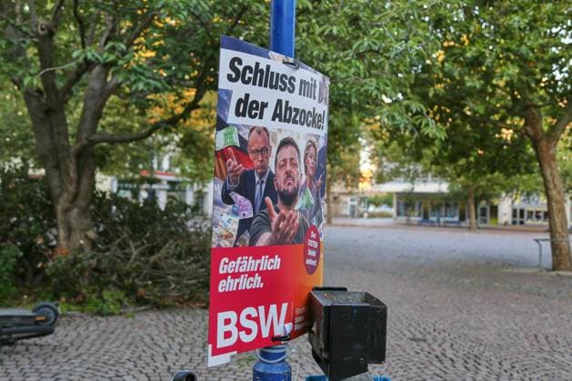 Bitterfeld-Wolfen, Sachsen-Anhalt, Deutschland, 20.08.2026: Wahlplakat des BSW für die Landtagswahl 2026. Auf dem Plakat sind der Schriftzug Schluss mit der Abzocke sowie Bundeskanzler Friedrich Merz (CDU), Wolodymyr Selenskyj und Ursula von der Leyen zu sehen. *** Bitterfeld-Wolfen, Saxony-Anhalt, Germany, August 20, 2026 BSW campaign poster for the 2026 state election. The poster features the slogan Stop the Rip-Off as well as Federal Chancellor Friedrich Merz (CDU), Volodymyr Zelenskyy, and Ursula von der Leyen. Copyright: xdtsxNachrichtenagenturx dts_130652