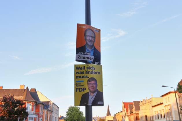 Bitterfeld-Wolfen, Sachsen-Anhalt, Deutschland, 20.08.2026: Wahlplakate für die Landtagswahl 2026 mit Lars-Jörn Zimmer (CDU) und Guido Kosmehl (FDP) *** Bitterfeld-Wolfen, Saxony-Anhalt, Germany, August 20, 2026 Election posters for the 2026 state election featuring Lars Jörn Zimmer (CDU) and Guido Kosmehl (FDP) Copyright: xdtsxNachrichtenagenturx dts_130633