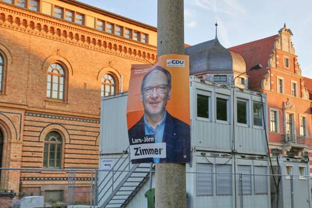 Bitterfeld-Wolfen, Sachsen-Anhalt, Deutschland, 20.08.2026: Wahlplakat für die Landtagswahl 2026 mit Lars-Jörn Zimmer (CDU) *** Bitterfeld-Wolfen, Saxony-Anhalt, Germany, August 20, 2026 Election poster for the 2026 state election featuring Lars Jörn Zimmer (CDU) Copyright: xdtsxNachrichtenagenturx dts_130640