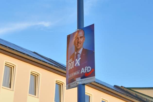 Bitterfeld-Wolfen, Sachsen-Anhalt, Deutschland, 20.08.2026: Wahlplakat für die Landtagswahl 2026 mit Daniel Roi, AfD *** Bitterfeld-Wolfen, Saxony-Anhalt, Germany, August 20, 2026 Election poster for the 2026 state election featuring Daniel Roi, AfD Copyright: xdtsxNachrichtenagenturx dts_130638
