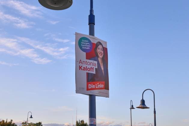 Bitterfeld-Wolfen, Sachsen-Anhalt, Deutschland, 20.08.2026: Wahlplakate für die Landtagswahl 2026 mit Antonia Kaloff (Linke) *** Bitterfeld-Wolfen, Saxony-Anhalt, Germany, August 20, 2026 Election posters for the 2026 state election featuring Antonia Kaloff of the Left Party Copyright: xdtsxNachrichtenagenturx dts_130634