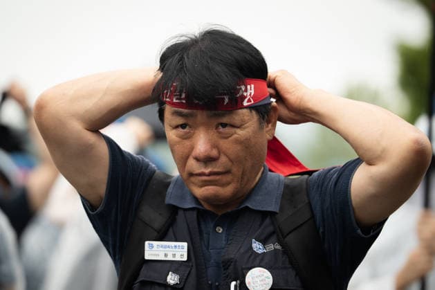 Hyundai Motor s Strike in Seoul, South Korea SEOUL, SOUTH KOREA - AUGUST 21: A Hyundai Motor worker adjusts a protest headband during a joint strike rally at the company s headquarters in Seoul, South Korea, on August 21, 2026. Hwawon Lee Anadolu Seoul South Korea. Editorial use only. Please get in touch for any other usage.  Copyright: x2026xAnadoluxHwawonxLeex