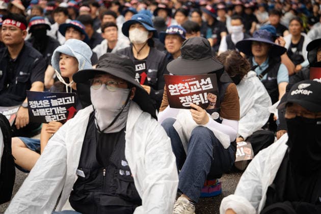 Hyundai Motor s Strike in Seoul, South Korea SEOUL, SOUTH KOREA - AUGUST 21: Hyundai Motor workers hold protest placards as they attend a joint strike rally at the company s headquarters in Seoul, South Korea, on August 21, 2026. Hwawon Lee Anadolu Seoul South Korea. Editorial use only. Please get in touch for any other usage.  Copyright: x2026xAnadoluxHwawonxLeex