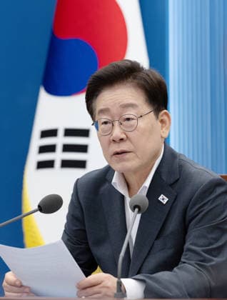 Lee attends meeting on eradicating corruption Lee attends meeting on eradicating corruption President Lee Jae Myung attends the first meeting under his administration at the presidential office Cheong Wa Dae in Seoul on Aug. 21, 2026, to discuss pan-government efforts to root out corruption, including corruption involving government contracts and former government officials. (Yonhap) 2026-08-21 15:54:46 < 1980-2026 YONHAPNEWS AGENCY. .> ¼­¿ïÆ¯º°½Ã EDITORIAL USE ONLY  Copyright: xx PYH2026082112820031500 YonhapxNewsx yonphotos255840